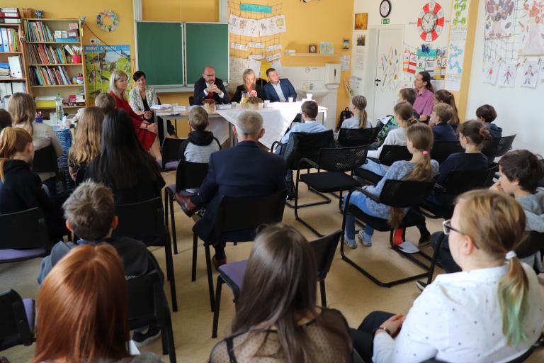N  v  t  va ministra   kolstv   Mn    ku pod Brdy Z   Mn    ek pod Brdy